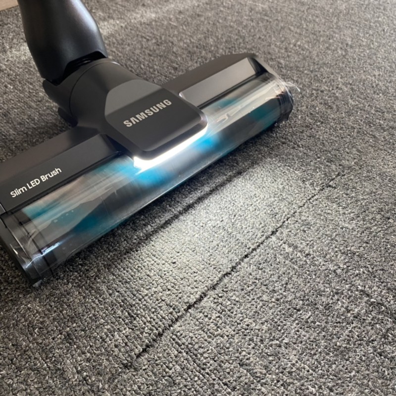 거치대에 세워둔 모습